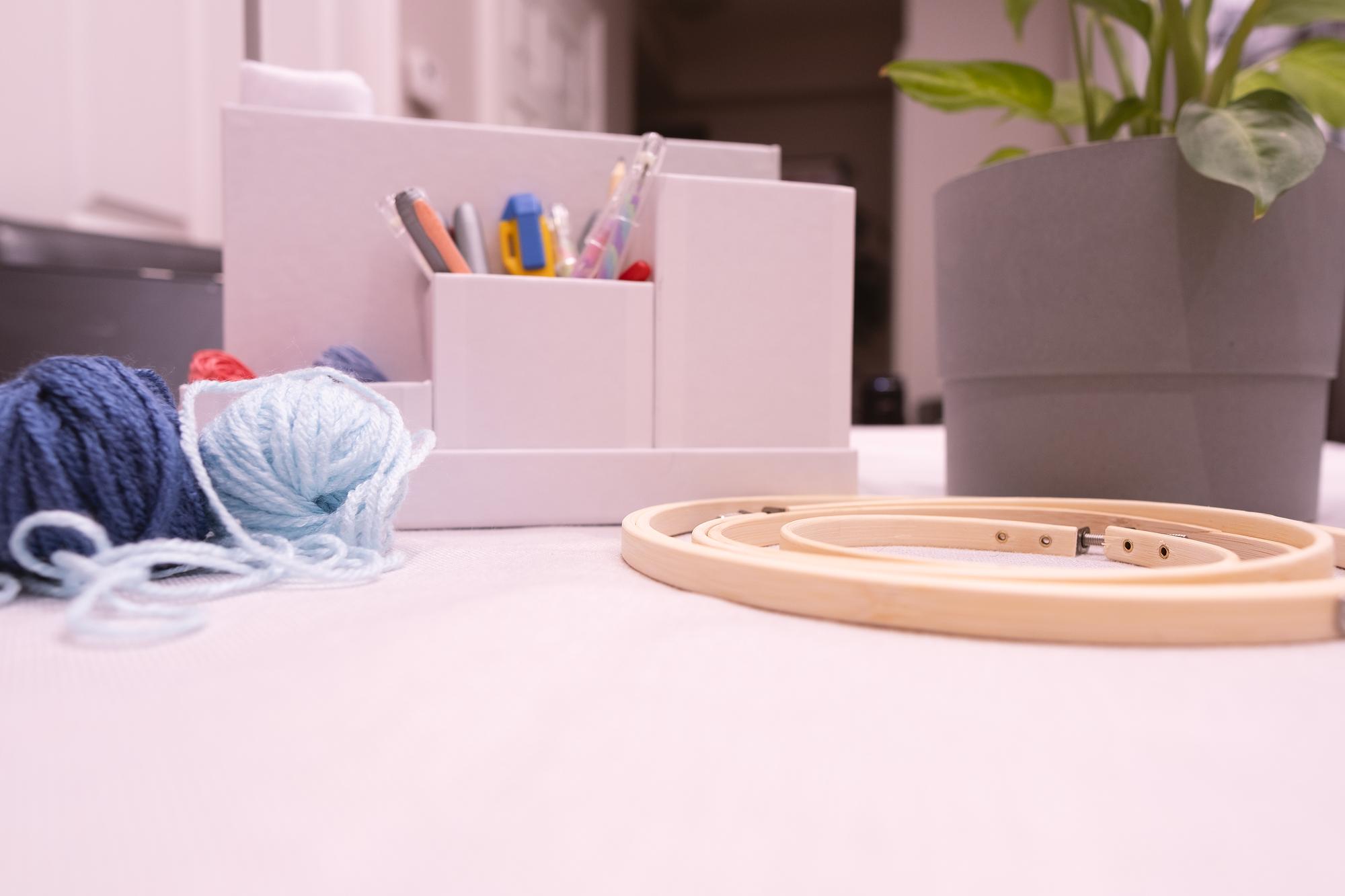 Tavolo da lavoro con materiali da ricamo